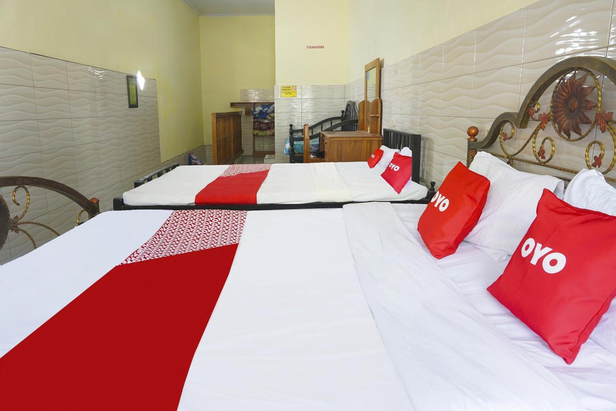 Putih Mulia Homestay Syariah Lumajang Exterior photo
